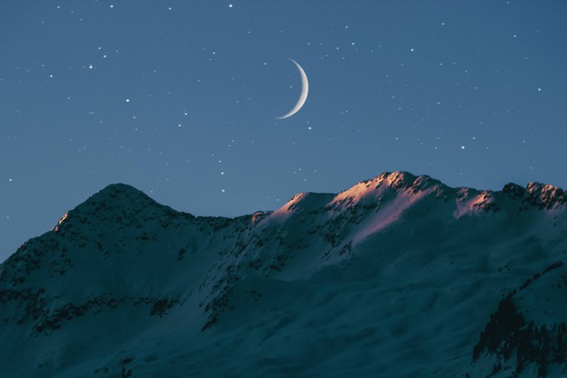 Puisi tentang bulan dan bintang, Foto: Unsplash/Benjamin Voros.