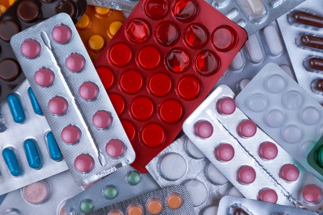 Ilustrasi obat-obatan diet di apotek. Foto: Unsplash