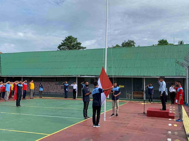 Pengibaran Bendera Merah Putih di di Upacara Bendera Pegawai & WBP Rutan Majene, Su,ber : Humas Rutan Majene