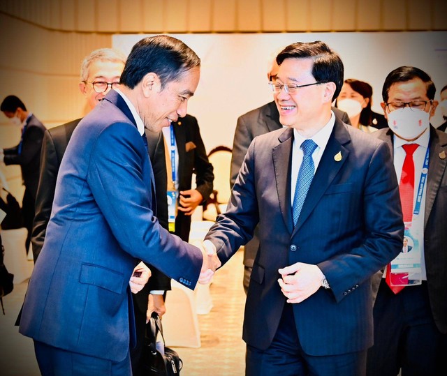 Jokowi saat bertemu pemimpin hong kong John Lee di Thailand. Foto: Dok. Biro Pers Setpres