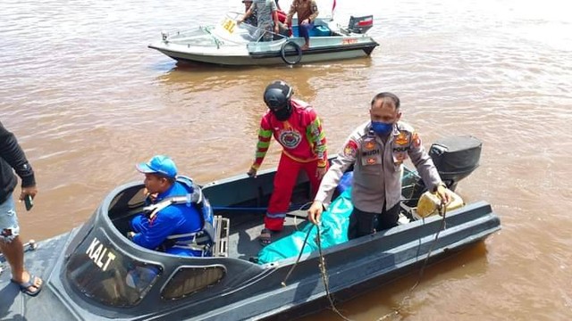 Anggota Polres Kapuas saat melakukan evakuasi terhadap korban tenggelam yang ditemukan di DAS Kapuas, Minggu (20/11).