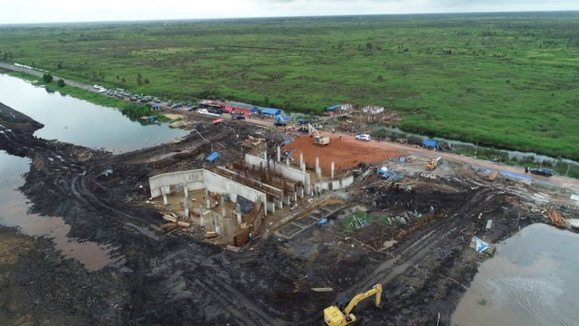 Pembangunan pintu air primer di Desa Kahuripan Permai Kecamatan Dadahup Kabupaten Kapuas. (FOTO: MMC Kalteng.go.id).