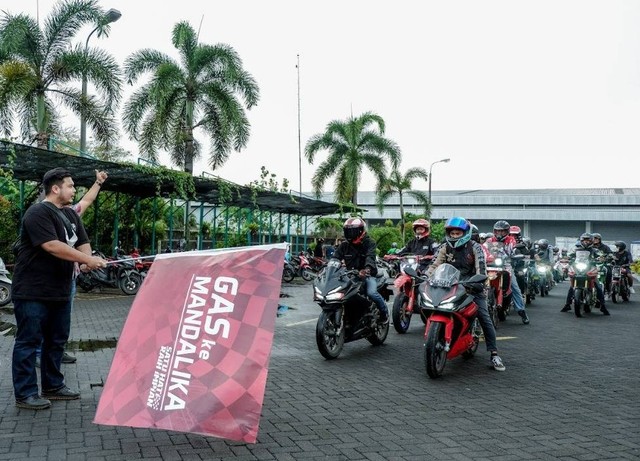 50 bikers Honda melakukan city rolling menuju Sirkuit Internasional Mandalika untuk mendukung langsung para pembalap Indonesia binaan Astra Honda Motor. Foto: Dok. Astra Honda Motor