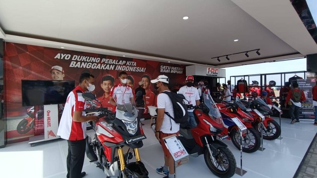 Jajaran motor Honda hadir menyapa konsumen pengunjung gelaran balap WSBK dan IATC Seri Mandalika yang berlokasi di Main Festival Area Pertamina Mandalika International Circuit, Pulau Lombok, Nusa Tenggara Barat.. Foto: Dok. Astra Honda Motor