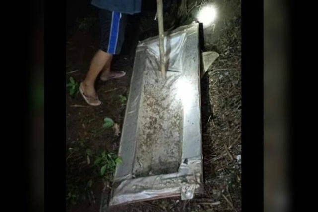 Tutup peti mati yang ditemukan warga Gunungkidul di tepi sungai. Foto: istimewa.