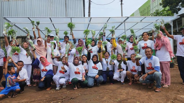 Relawan Orang Muda Ganjar (OMG) menggelar sedekah sayur di Pondok Pinang, Jakarta Selatan, Senin (21/112/2022). Foto: Dok. Istimewa