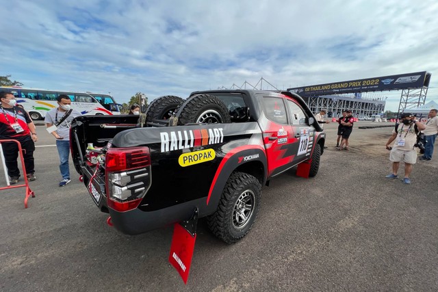 Mitsubishi Triton yang dikendarai Rifat Sungkar dalam ajang Asia Cross Country Rally (AXCR) 2022 di Buriram, Thailand. Foto: Sena Pratama/kumparan
