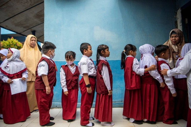 Sejumlah siswa antre untuk disuntik vaksin difteri dan tetanus saat kegiatan Bulan Imunisasi Anak Sekolah (BIAS) di SD Negeri 21 Palembang, Sumatera Selatan, Senin (21/11/2022). Foto: Nova Wahyudi/ANTARA FOTO