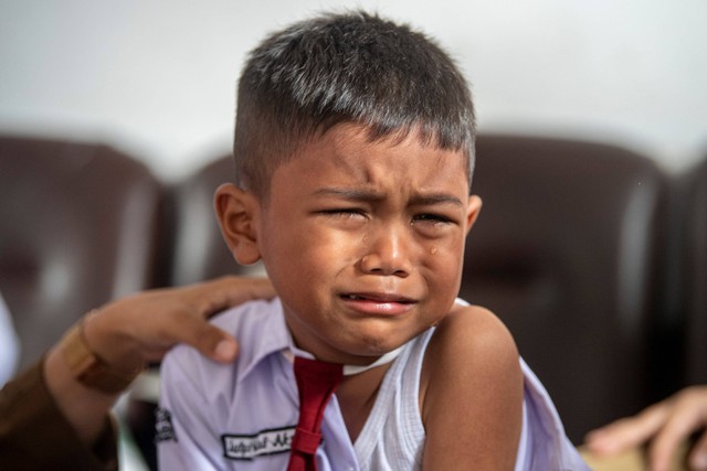 Siswa mengikuti vaksinasi difteri dan tetanus saat kegiatan Bulan Imunisasi Anak Sekolah (BIAS) di SD Negeri 21 Palembang, Sumatera Selatan, Senin (21/11/2022). Foto: Nova Wahyudi/ANTARA FOTO
