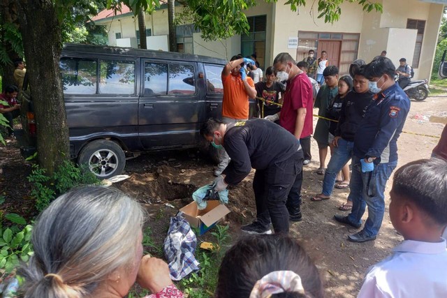 Kuburan misterius ditemukan di depan rumah warga di Makassar, Senin (21/11/2022). Foto: Dok. Istimewa