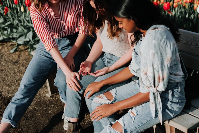 Pantun Jalan-jalan ke Pasar yang Berisi Nasihat, foto: Unsplash/Priscilla Du Preez