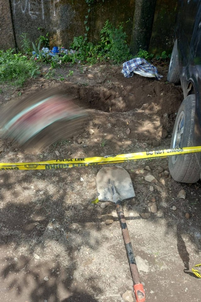 Kuburan misterius ditemukan di depan rumah warga di Makassar, Senin (21/11/2022). Foto: Dok. Istimewa