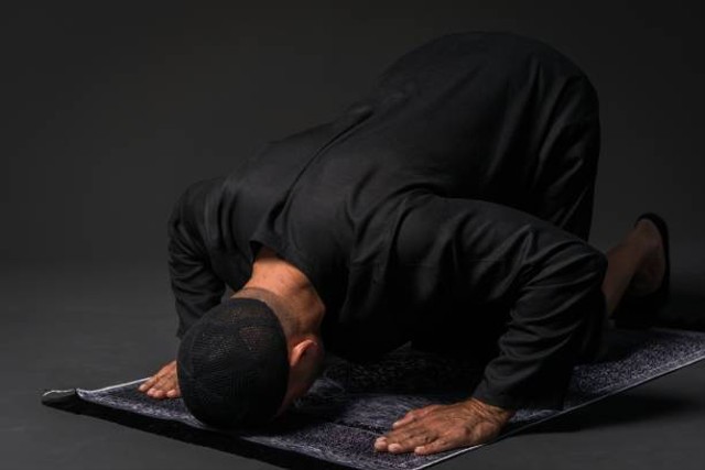 Ilustrasi 3 doa sujud terakhir dalam sholat. Foto: Unsplash