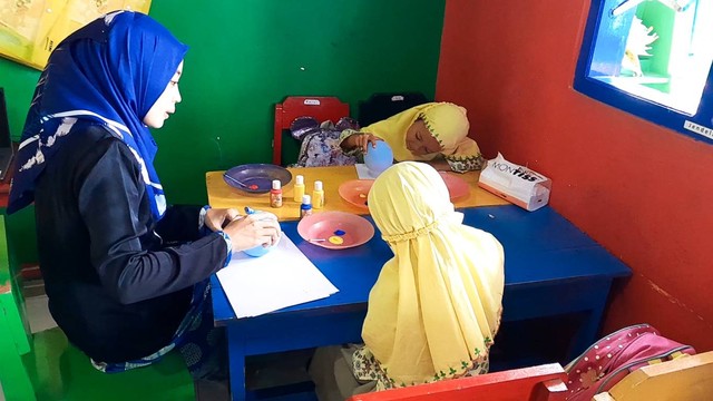 Kegiatan Mengecap Menggunakan Media Balon. Sumber Foto: Lusy Dwi Apriliyatama