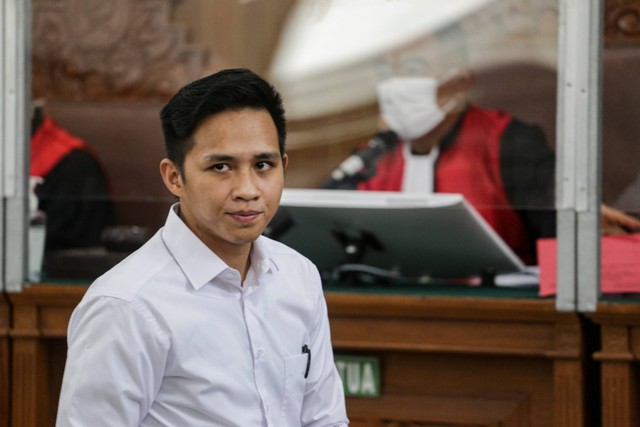 Terdakwa kasus pembunuhan berencana terhadap Nofriansyah Yosua Hutabarat atau Brigadir J, Richard Eliezer bersiap menjalani sidang lanjuutan di Pengadilan Negeri Jakarta Selatan, Jakarta, Senin (21/11/2022). Foto: Fauzan/ANTARA FOTO