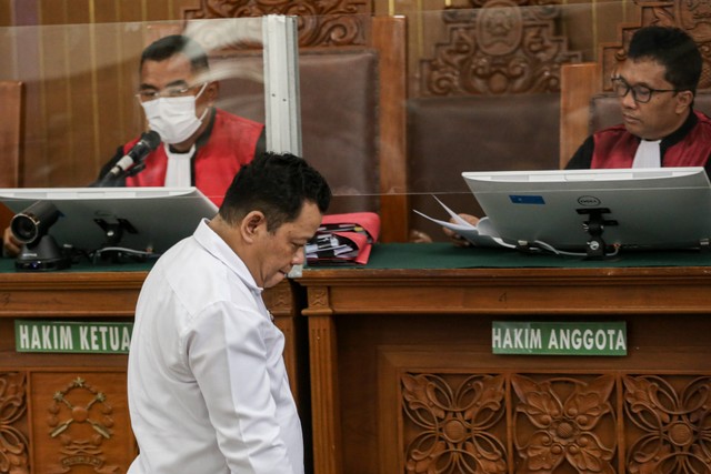 Terdakwa kasus pembunuhan berencana terhadap Nofriansyah Yosua Hutabarat atau Brigadir J, Kuat Ma'ruf bersiap menjalani sidang lanjutan di Pengadilan Negeri Jakarta Selatan, Jakarta, Senin (21/11/2022). Foto: Fauzan/ANTARA FOTO