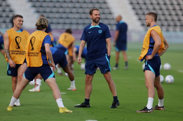 Pelatih Timnas Inggris, Gareth Southgate, di tengah sesi latihan jelang Piala Dunia 2022 di Qatar. Foto: REUTERS/Paul Childs