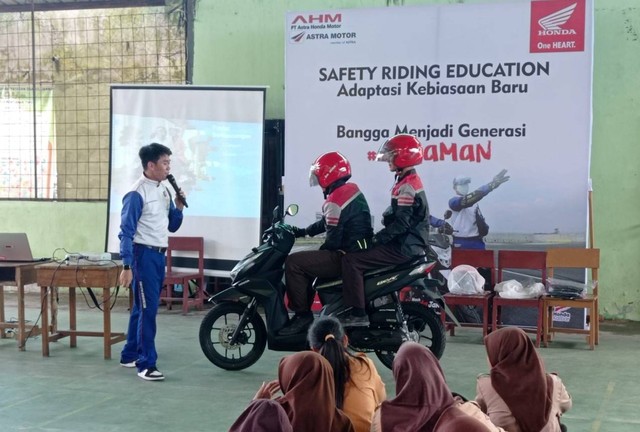 Edukasi safety riding yang digelar Astra Motor Kalbar. Foto: Dok. Astra Motor Kalbar