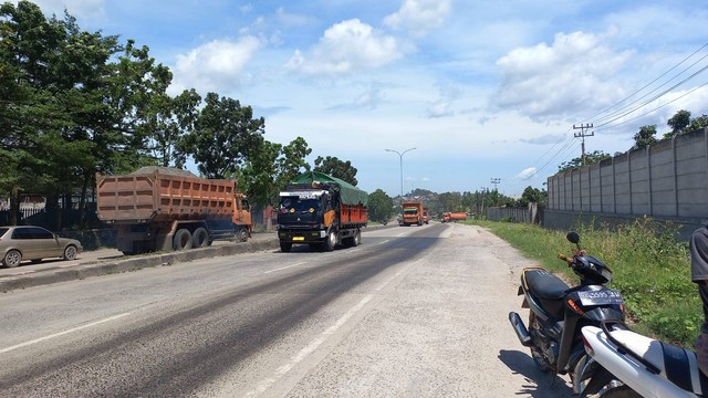 Tumpahan minyak di jalan Soekarno-Hatta, Bandar Lampung. | Foto: Sinta Yuliana/Lampung Geh