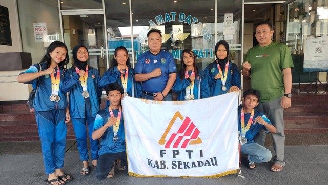 Atlet panjat tebing Sekadau yang meraih meraih medali di ajang Porprov Kalbar bersama Ketua KONI Sekadau Sunardi (tengah). Foto: Dok. KONI Sekadau 