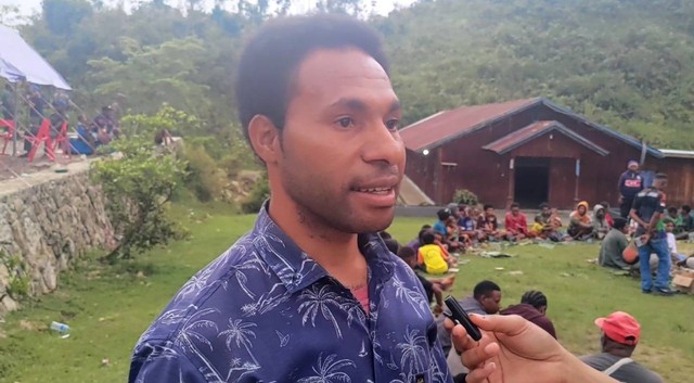 Isak Mimin, salah satu relawan pengungsi Kiwirok. (Foto Humas Polda Papua)