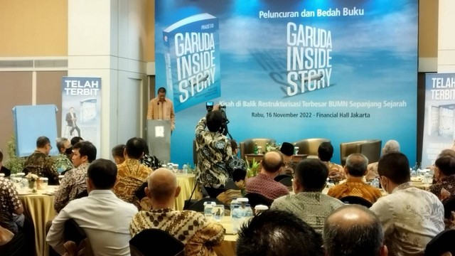 Direktur Utama dan CEO Garuda Indonesia, Irfan Setiaputra, menyampaikan sambutan di acara peluncuran buku 'Garuda Inside Story', Rabu (16/11). Foto: Wendiyanto Saputro/kumparan