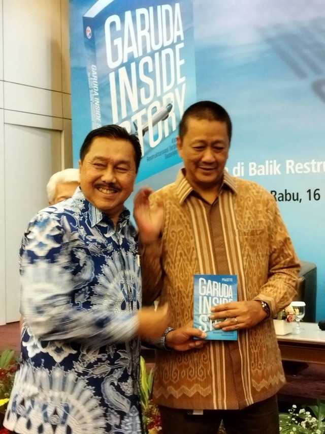 Direktur Keuangan & Manajemen Risiko Garuda Indonesia, Prasetio (Kiri) menyerahkan buku 'Garuda Inside Story' hasil karyanya kepada Direktur Utama/CEO, Irfan Setiaputra. Foto: Wendiyanto Saputro/kumparan