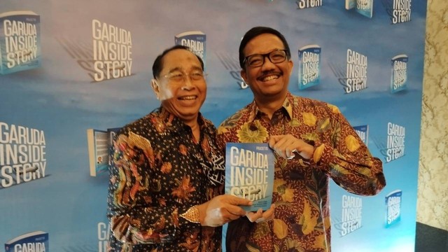 Dirut Garuda Indonesia (2002-2005), Indra Setiawan dan Direktur Niaga dan Layanan, Ade R. Susardi, menunjukkan buku 'Garuda Inside Story'. Foto: Wendiyanto Saputro/kumparan