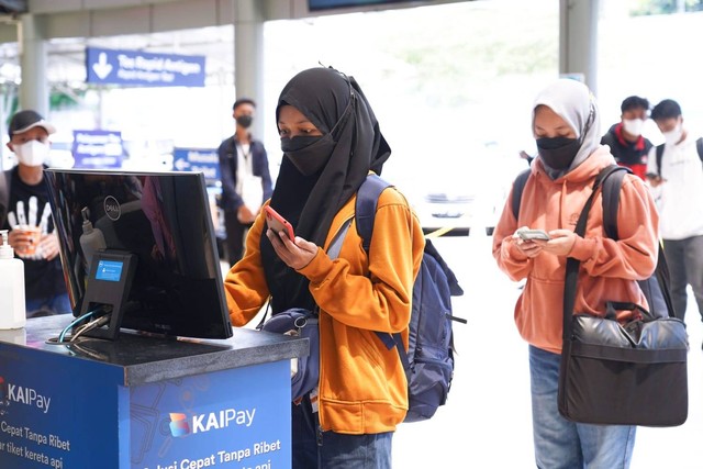 Selama Nataru, PT KAI Daop 3 Cirebon menyediakan tiket KA lebih dari 82 ribu ke berbagai kota tujuan.(Juan)