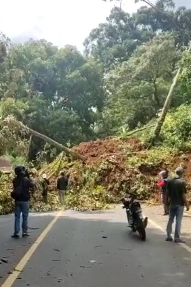 Jalan Cipanas Puncak Cianjur terputus usai longsor akibat gempa. Foto: Dok. Istimewa