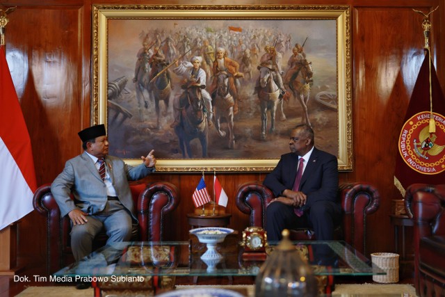 Pertemuan Menhan Prabowo Subianto dan Menhan AS Lloyd J. Austin III di Kemenhan. Foto: Tim Media Prabowo Subianto