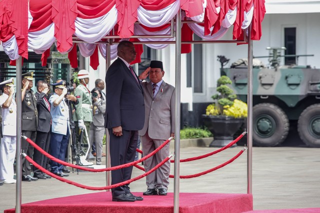 Menteri Pertahanan Prabowo Subianto (kanan) memberi hormat kepada Menteri Pertahanan Amerika Serikat Lloyd J. Austin III (kedua kanan) sebelum melakukan pertemuan di kantor Kementerian Pertahanan, Jakarta, Senin (21/11/2022). Foto: Athaya/ANTARA FOTO