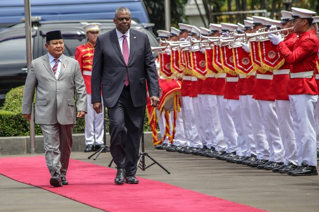 Menteri Pertahanan Prabowo Subianto (kiri) bersama Menteri Pertahanan Amerika Serikat Lloyd J. Austin III (kanan) memeriksa pasukan sebelum melakukan pertemuan di kantor Kementerian Pertahanan, Jakarta, Senin (21/11/2022). Foto: Athaya/ANTARA FOTO