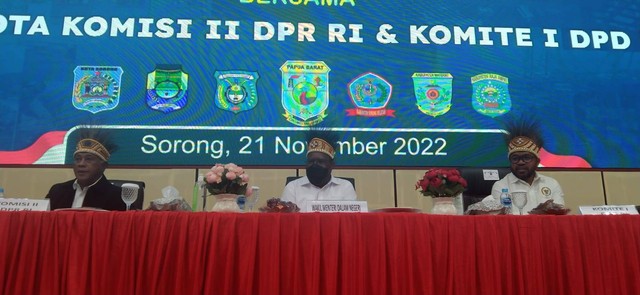 Anggota Komisi II DPR RI Komarudin Watubun saat melakukan kunjungan kerja ke Kota Sorong dalam rangka Persiapan Penyelenggaraan Pemerintahan Daerah Provinsi Papua Barat Daya, Senin (21/11), foto: Yanti/BalleoNEWS