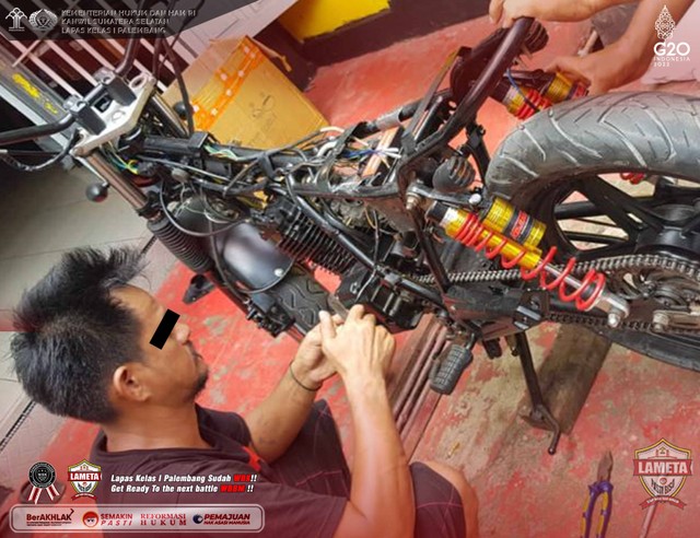 Kegiatan Repair Motor WBP di Lapas Kelas I Palembang. (175582)
