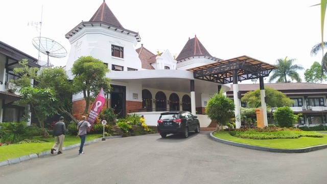 Bangunan Kartika Wijaya bersejarah di depan Balai Kota Among Tani Kota Batu yang kini difungsikan sebagai hotel. Foto/Azmy