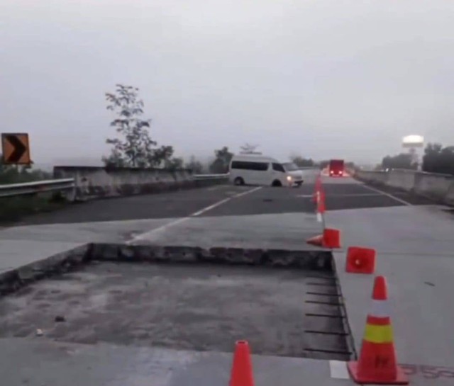 Kondisi jalan tol yang berlubang menyebabkan kecelakaan terhadap pengendada mobil travel. | Foto : Ist