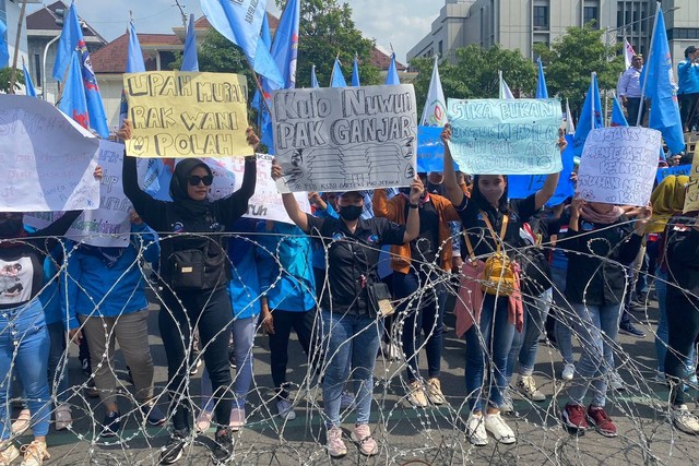 Ratusan buruh yang tergabung dalam Serikat Pekerjaan Seluruh Indonesia (SPSI) Jawa Tengah melakukan aksi unjuk rasa di depan Kantor Gubernur Jawa Tengah.  Foto: Dok. Istimewa