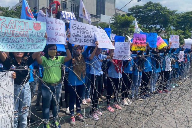 Ratusan buruh yang tergabung dalam Serikat Pekerjaan Seluruh Indonesia (SPSI) Jawa Tengah melakukan aksi unjuk rasa di depan Kantor Gubernur Jawa Tengah.  Foto: Dok. Istimewa