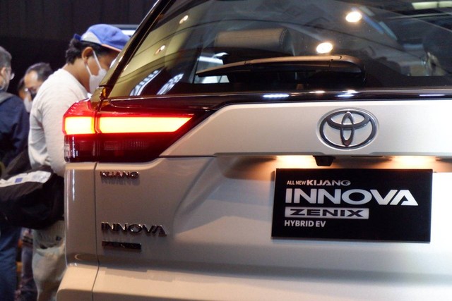 Lampu rem dan lampu sein All New Toyota Kijang Innova Zenix Foto: Aditya Pratama Niagara/kumparan