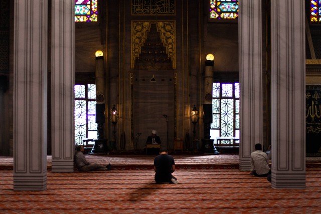 Ilustrasi seorang pria yang sholat di masjid karena mendapat hidayah. Foto: Unsplash