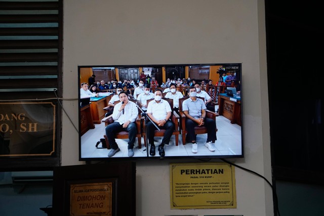 Potret layar yang menggambarkan sejumlah saksi yang hadir dan memberikan keterangan terkait kasus pembunuhan Brigadir Yoshua di Pengadilan Negeri Jakarta Selatan, Senin (21/11/2022). Foto: Jamal Ramadhan/kumparan