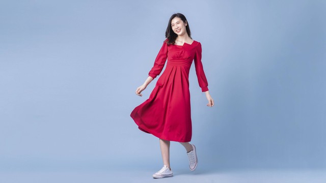 ilustrasi perempuan mengenakan dress. Foto: Shutterstock
