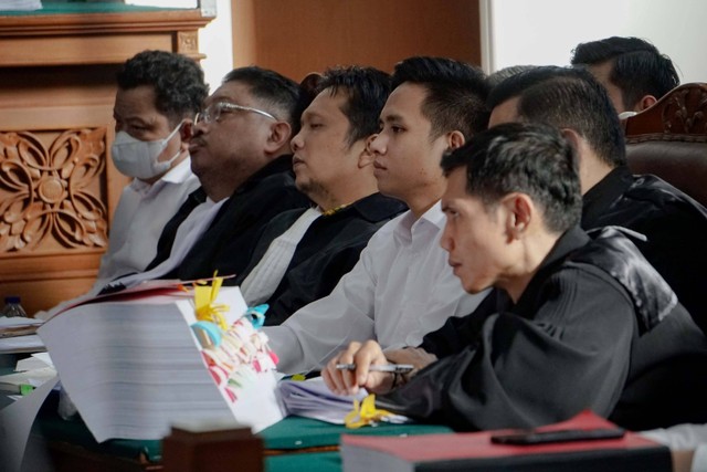 Terdakwa Richard Eliezer, Ricky Rizal dan Kuat Ma'ruf didampingi penasihat hukum mengikuti sidang agenda pemeriksaan saksi kasus pembunuhan berencana Brigadir Yoshua di PN Jakarta Selatan, Senin (21/11). Foto: Jamal Ramadhan/kumparan