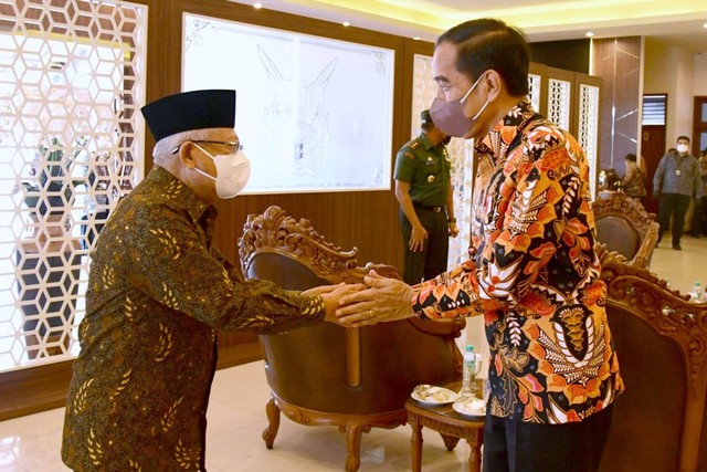Presiden Joko Widodo dan Wakil Presiden Ma'ruf Amin bertemu di sela kegiatan masing-masing di Solo. Foto: Dok. Setwapres