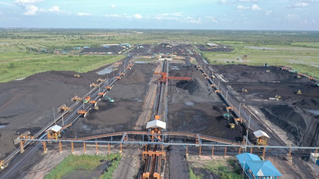 Fasilitas stockpile batubara PT RMK Energy Tbk berkapasitas 2 juta ton di Pelabuhan Musi 2, Sumatera Selatan. Pelabuhan Musi 2 dilengkapi 3 line barge loading conveyor dengan kapasitas muat 25 juta ton per tahun. Foto: Dok. RMK Energy