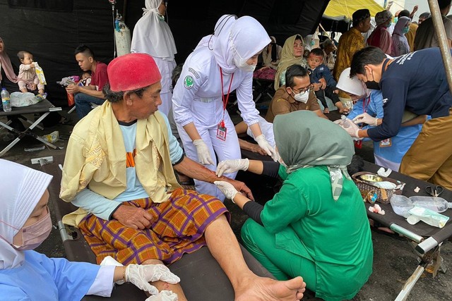 Kondisi korban gempa saat menjalani perawatan di RSUD Cimacan, Cianjur, Senin (21/11/2022).
 Foto: Dok. Istimewa