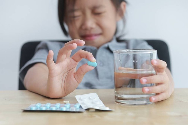 Ilustrasi anak yang takut minum obat tablet. Foto: Shutterstock 