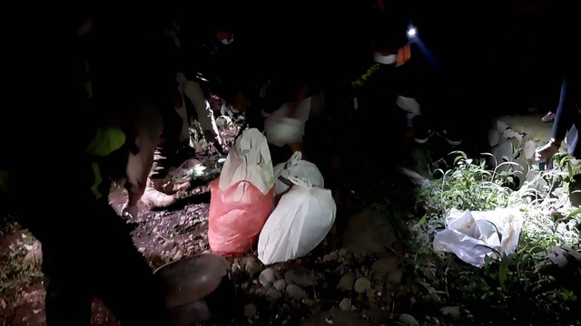 Polresta Cirebon melakukan olah TKP penemuan limbah medis di pinggir sungai.(Juan)