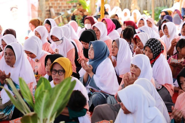 Ratusan emak-emak dari berbagai daerah di Sukabumi menggelar doa bersama untuk Indonesia sekaligus diberikan pemimpin yang dapat memajukan bangsa. Foto: Dok. Istimewa